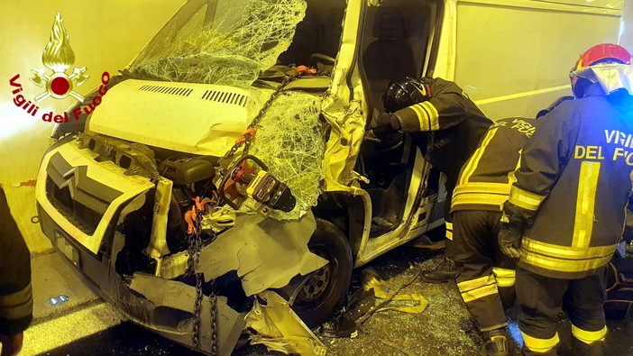 Incidente sull'autostrada A10 Genova-Ventimiglia: furgone contro la parete della galleria, un ferito (Foto) Incidente sull'autostrada A10 Genova-Ventimiglia: furgone contro la parete della galleria, un ferito (Foto)