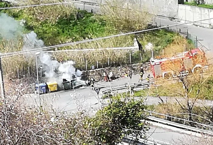 Sanremo: due cassonetti a fuoco in via Val D'Olivi, intervento dei pompieri matuziani (Foto)