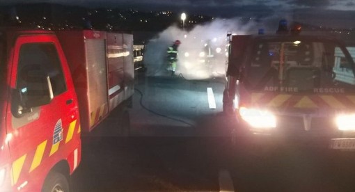 Imperia: prende fuoco un furgone sul viadotto 'Prino' della A10, mobilitazione di soccorsi (Foto) Imperia: prende fuoco un furgone sul viadotto 'Prino' della A10, mobilitazione di soccorsi (Foto)