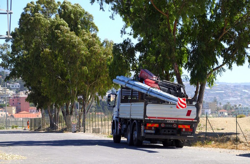 Il camion con i lampioni che saranno installati in zona Il camion con i lampioni che saranno installati in zona