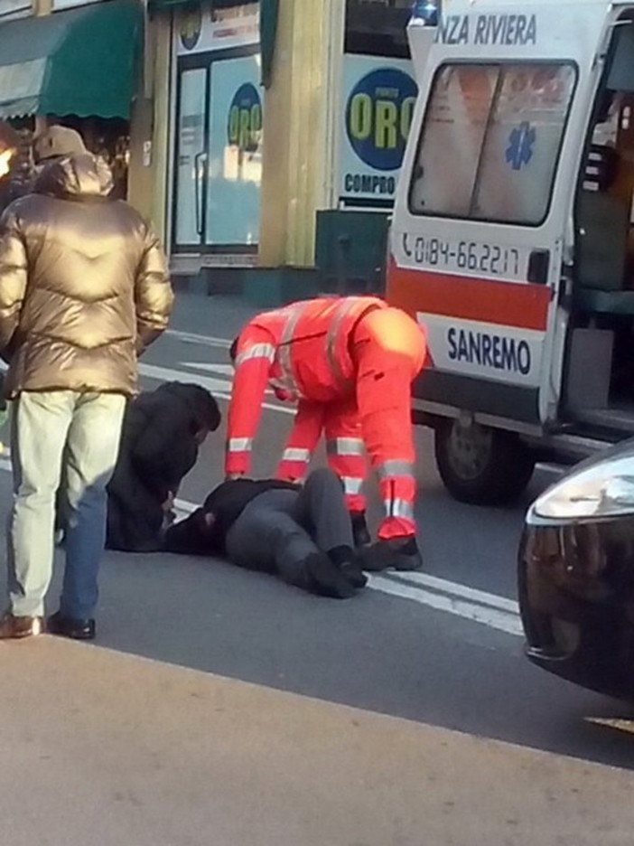 Sanremo: donna investita da un'auto in piazza Eroi, conducente abbagliata dal sole Sanremo: donna investita da un'auto in piazza Eroi, conducente abbagliata dal sole