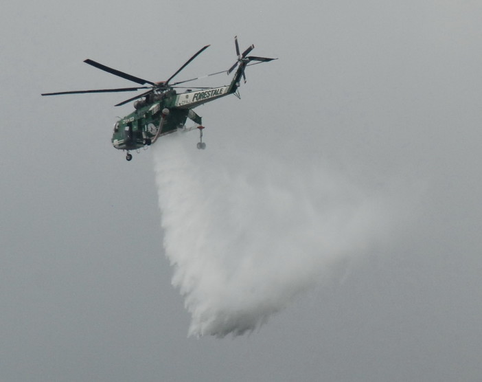 Villa Faraldi: in arrivo due elicotteri per spegnere l'incendio che si è esteso anche al savonese
