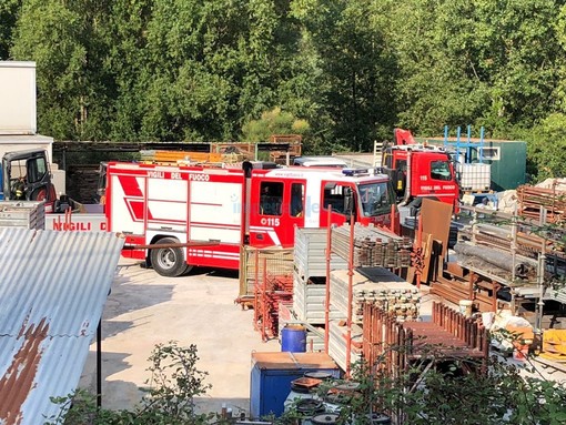 Chiusavecchia: vasto incendio in un deposito di materiale edile, Vigili del Fuoco al lavoro per tutta la notte (Foto)