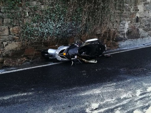 Sanremo: scivola su una macchia di gasolio e lo scooter prende fuoco, intervento di 118 e Vigili del Fuoco in via Val d'Olivi (foto)