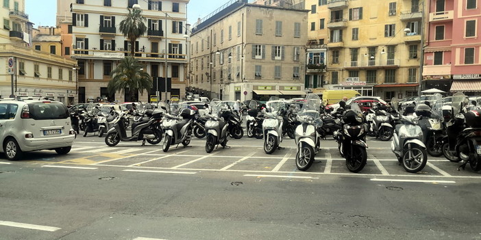 Il parcheggio degli scooter in piazza Eroi Il parcheggio degli scooter in piazza Eroi