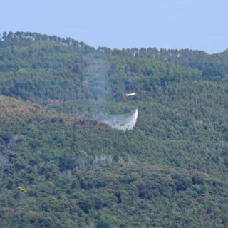 Incendio tra Borello e San Romolo: elicottero in azione stamattina con diversi lanci d'acqua, ora prosegue la bonifica a terra