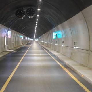 Il paradosso del tunnel sul colle di Tenda: la riapertura ha provocato un calo di turisti francesi che preferiscono il cuneese Il paradosso del tunnel sul colle di Tenda: la riapertura ha provocato un calo di turisti francesi che preferiscono il cuneese