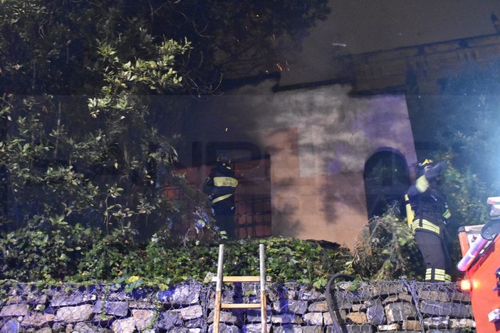 Sanremo: scoppia un incendio in un edificio abbandonato di via Palazzo, intervento dei Vvf (Foto e Video) Sanremo: scoppia un incendio in un edificio abbandonato di via Palazzo, intervento dei Vvf (Foto e Video)