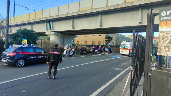 Imperia, scontro auto scooter in Caramagna: giovane ferita a una gamba, in codice giallo all'ospedale (Foto)