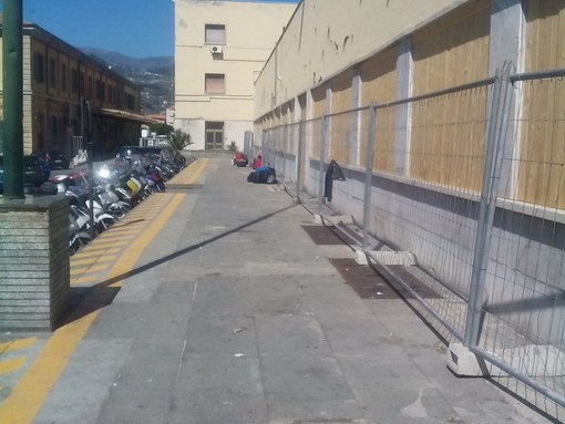 Ventimiglia: ingresso al Centro di accoglienza per alcuni migranti identificati, la Docks ha provveduto alla bonifica dell’area