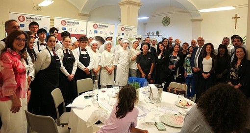 'I fiori nel piatto', cena di gala lancia il ritorno della storica esposizione florovivaistica di Vallecrosia al Mare (Foto) 'I fiori nel piatto', cena di gala lancia il ritorno della storica esposizione florovivaistica di Vallecrosia al Mare (Foto)
