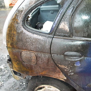 Diano Marina; incendio di un'auto stamattina in via Ardoino, intervento dei Vigili del Fuoco Diano Marina; incendio di un'auto stamattina in via Ardoino, intervento dei Vigili del Fuoco