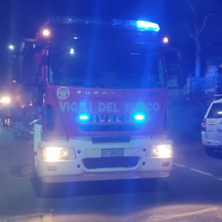 Sanremo, incidente in via D'Annunzio, giovane estratta dall'auto capottata dai vigili del fuoco