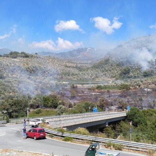 Sotto controllo grazie al lavoro di Vigili del Fuoco e Protezione Civile gli incendi di Pontedassio, Montegrazie e Soldano (Foto) Sotto controllo grazie al lavoro di Vigili del Fuoco e Protezione Civile gli incendi di Pontedassio, Montegrazie e Soldano (Foto)