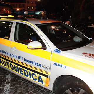 Imperia: incidente stradale ieri sera alle 23.30 sul lungomare Vespucci, padre e figlio feriti