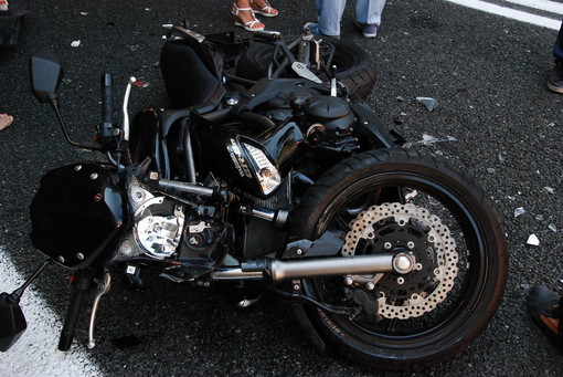 Sanremo: scontro frontale sulla rampa d'accesso della A10 a Coldirodi, ferito un centauro