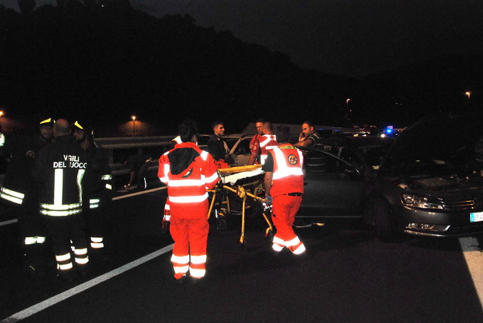 Auto ribaltata sulla A10 questa notte tra Arma e Sanremo: 5 persone ferite di cui una grave Auto ribaltata sulla A10 questa notte tra Arma e Sanremo: 5 persone ferite di cui una grave