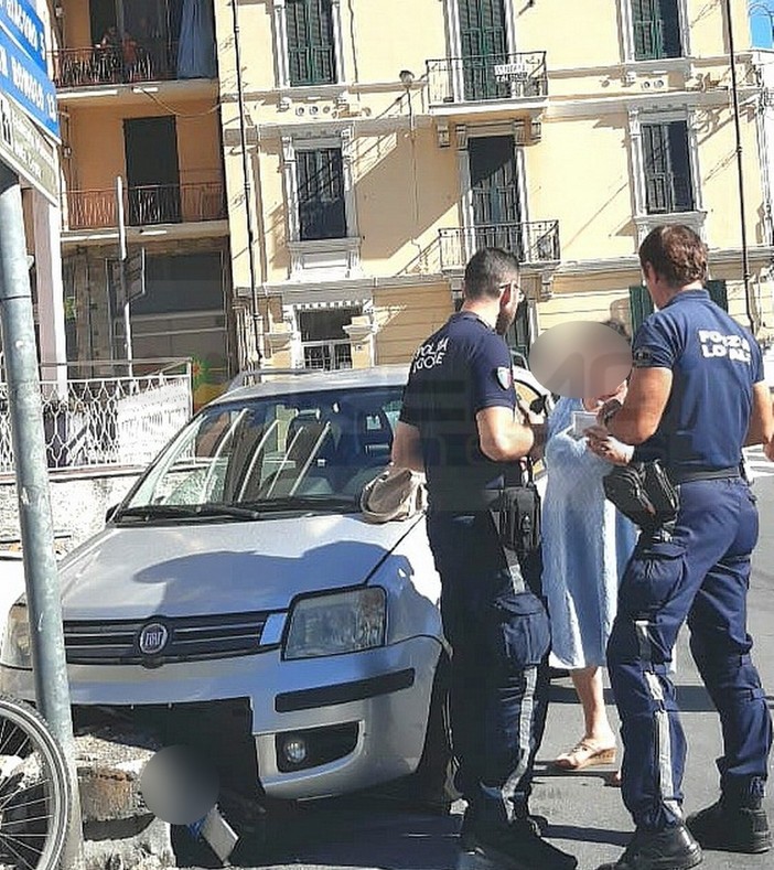 Sanremo: perde il controllo dell'auto e si schianta contro un muretto, 70enne illesa ma sotto shock (Foto) Sanremo: perde il controllo dell'auto e si schianta contro un muretto, 70enne illesa ma sotto shock (Foto)