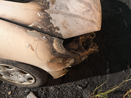 Dolceacqua: quattro auto a fuoco questa notte in piazza San Filippo, indagini dei Carabinieri Dolceacqua: quattro auto a fuoco questa notte in piazza San Filippo, indagini dei Carabinieri