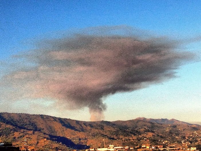 Monte Faudo: riprese all'alba con due elicotteri ed il Canadair le operazioni di spegnimento dell'incendio Monte Faudo: riprese all'alba con due elicotteri ed il Canadair le operazioni di spegnimento dell'incendio