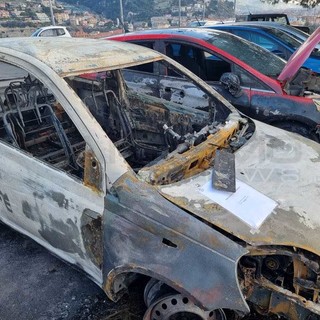 Ventimiglia: fiamme anche stanotte nella città alta, a fuoco tre auto e il tetto dell'ex convento di suore (Foto)