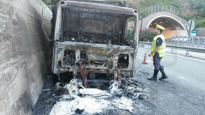 Incendio di un camion sulla A10 a San Lorenzo al Mare: riaperta alle 8 l'autostrada tra Imperia e Taggia Incendio di un camion sulla A10 a San Lorenzo al Mare: riaperta alle 8 l'autostrada tra Imperia e Taggia