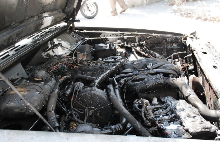 Piccolo incendio dovuto ad un corto circuito ai danni di una Fiat Uno sulla strada per Terzorio Piccolo incendio dovuto ad un corto circuito ai danni di una Fiat Uno sulla strada per Terzorio