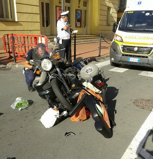 Ventimiglia: moto investe una donna su una carrozzella in via Aprosio, ferita lievemente e trasportata in ospedale Ventimiglia: moto investe una donna su una carrozzella in via Aprosio, ferita lievemente e trasportata in ospedale