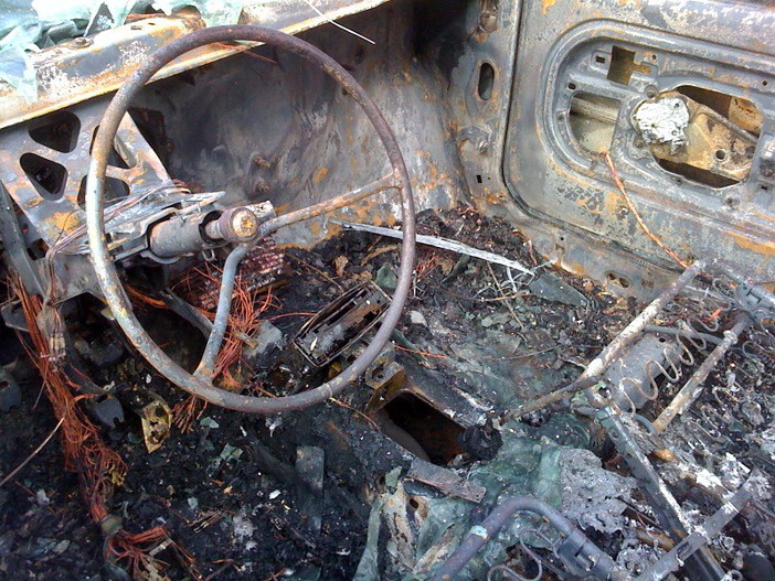 Ventimiglia: Y10 prende fuoco in via Tacito, intervento dei VVF ma auto quasi totalmente distrutta