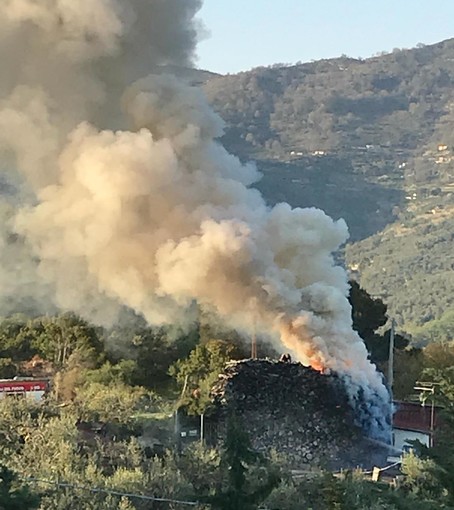 Le immagini dell'incendio