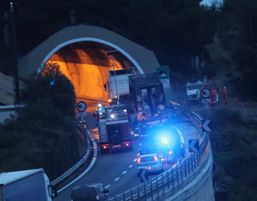 Nella foto il luogo dell'incendio Nella foto il luogo dell'incendio