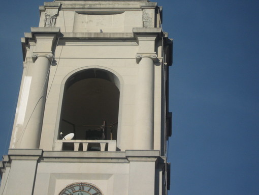 Imperia: diktat parabole, il Comune rischia l'autogoal, sul terrazzino della torre spunta una 'padella' Imperia: diktat parabole, il Comune rischia l'autogoal, sul terrazzino della torre spunta una 'padella'