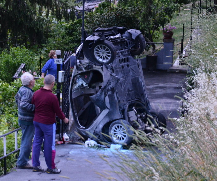 Sanremo: fa un volo di circa 15 metri in strada San Pietro, uscendo fuori strada con una Smart