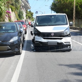 Doppio incidente in pochi minuti: scontro tra due auto a Ospedaletti e caduta da uno scooter a Bordighera (Foto)