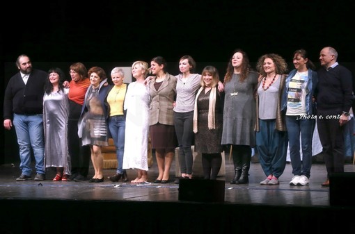 Bordighera: grande successo per lo spettacolo 'Il Coraggio delle donne' ieri al Palazzo del Parco (Foto)