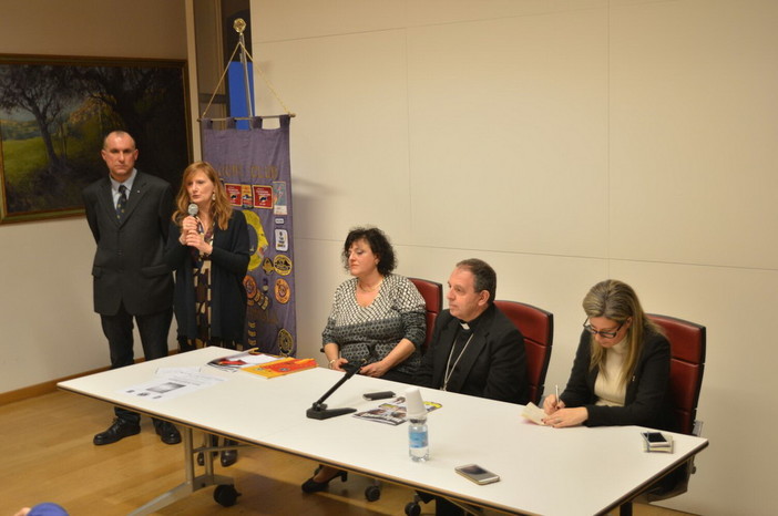 Ventimiglia: incontro sui migranti minorenni, Mons. Suetta "Mi auguro che ci siano molte famiglie che li possano accogliere" (Foto e Video) Ventimiglia: incontro sui migranti minorenni, Mons. Suetta "Mi auguro che ci siano molte famiglie che li possano accogliere" (Foto e Video)