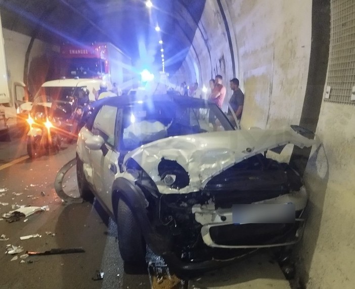 Incidente stamattina in galleria sulla A10 tra Bordighera e Ventimiglia: nessun ferito ma traffico in tilt (Foto)