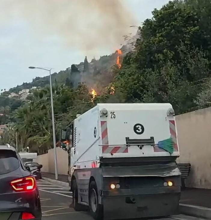 Incendio sul lungomare al confine di Ponte San Ludovico, traffico bloccato: mezzi deviati verso Ponte San Luigi e autostrada (Foto)
