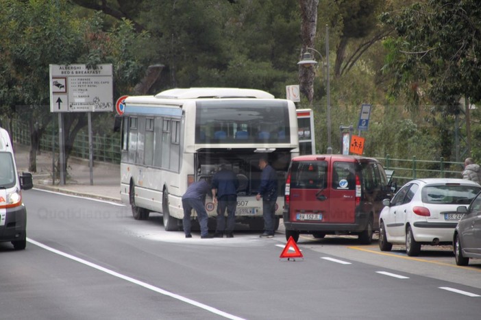 Ospedaletti: incendio al vano motore di un bus della Rt, pronto intervento dei Vigili del Fuoco (Foto)