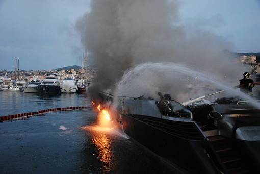 Incendio di stanotte a Portosole di Sanremo: il servizio di Sky Tg24 con le immagini di Sanremo News