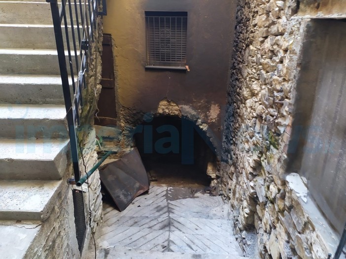 Pontedassio, esclusa la matrice dolosa per l'incendio che ha distrutto una cantina: corto circuito di un congelatore (Foto) Pontedassio, esclusa la matrice dolosa per l'incendio che ha distrutto una cantina: corto circuito di un congelatore (Foto)