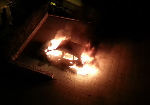 Sanremo: incendio di ieri sera a Capo Nero, le foto del nostro lettore Massimo Bergamaschi