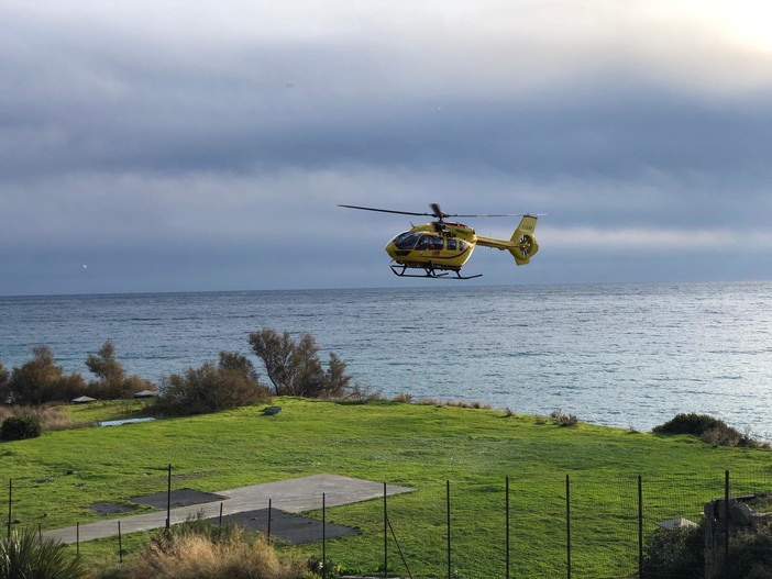 Sanremo: cade sugli scogli del porto picchiando la testa, trasportato in elicottero al 'Santa Corona'