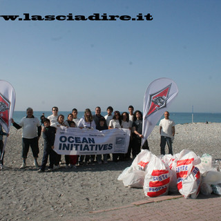 Ventimiglia: pulizia spiagge dell'associazione Lasciadire, i risultati e le foto