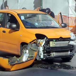 Sanremo: incidente in via Roma alla rotonda di corso Mombello, auto danneggiata ma nessun ferito (Foto) Sanremo: incidente in via Roma alla rotonda di corso Mombello, auto danneggiata ma nessun ferito (Foto)