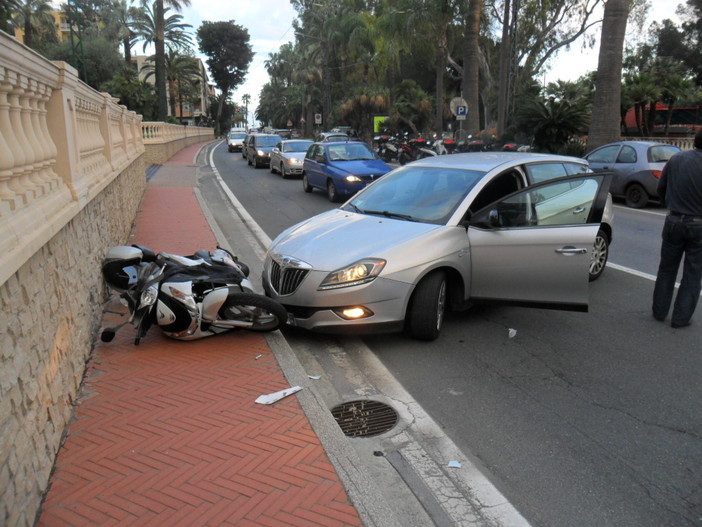 Ospedaletti: scontro tra uno scooter ed un'auto ieri sera in corso Regina Margherita