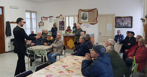 Truffe agli anziani: in arrivo sotto l’albero la brochure con i consigli dei Carabinieri su come prevenirle