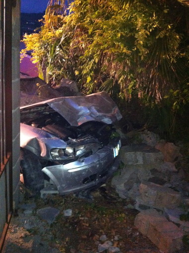 Auto sfonda il muro di un’abitazione a Camporosso, conducente rimane incastrato tra le lamiere: è salvo