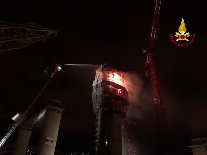 Genova: incendio questa notte ad una pila del ponte 'Morandi', intervento dei Vigili del Fuoco