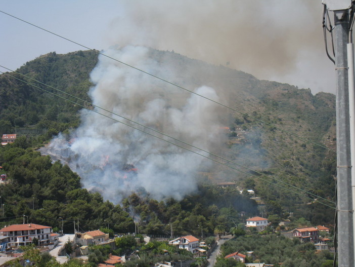 Ventimiglia: domato l'incendio di Castel d'Appio, andato in fumo circa un ettaro di vegetazione Ventimiglia: domato l'incendio di Castel d'Appio, andato in fumo circa un ettaro di vegetazione